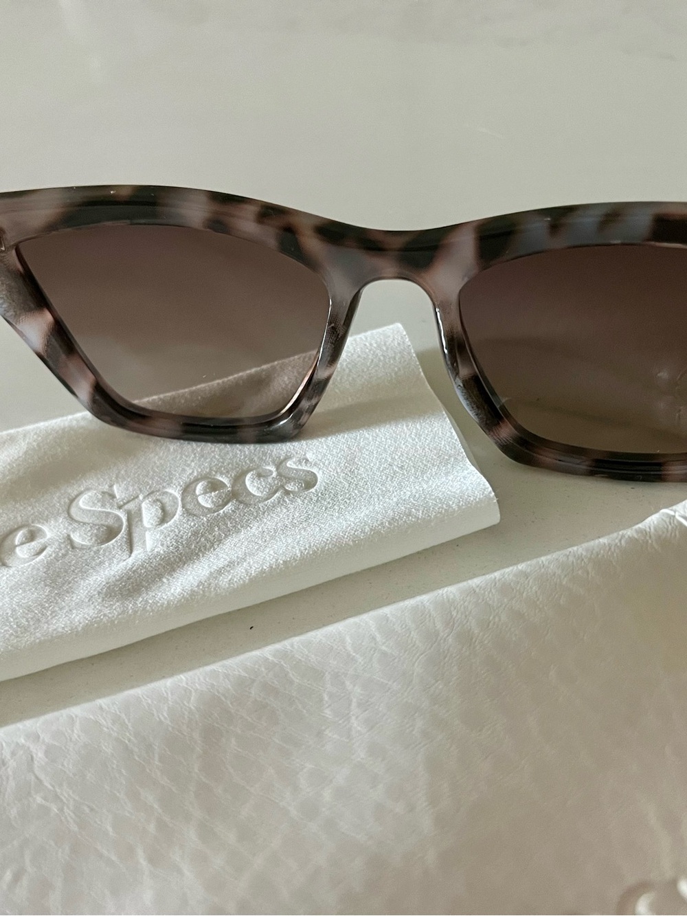 Le Specs Velodrome 54mm Gradient Tortoiseshell Retro Cat Eye Sunglasses - Picture 4 of 8